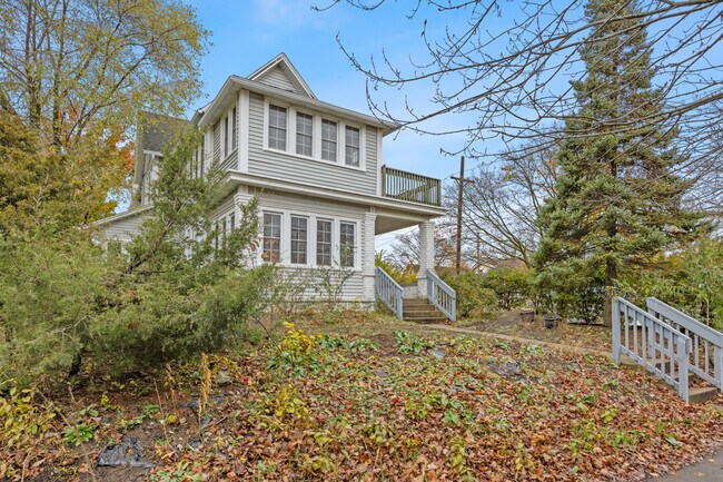 Foto del edificio - 647 Fairview Ave NE