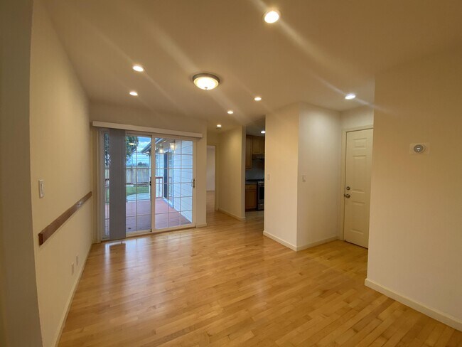 Building Photo - 320 Cavanaugh St