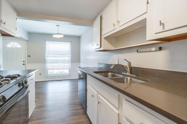 Foto del edificio - 106 Tarryton Ct E