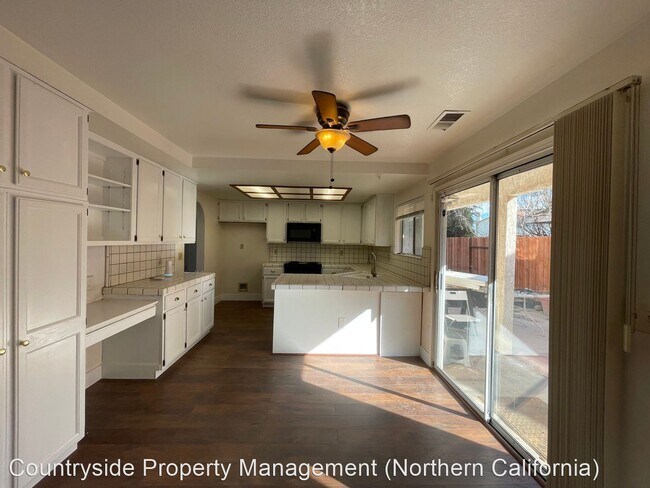 Building Photo - 4 br, 3 bath House - 1493 East D Street