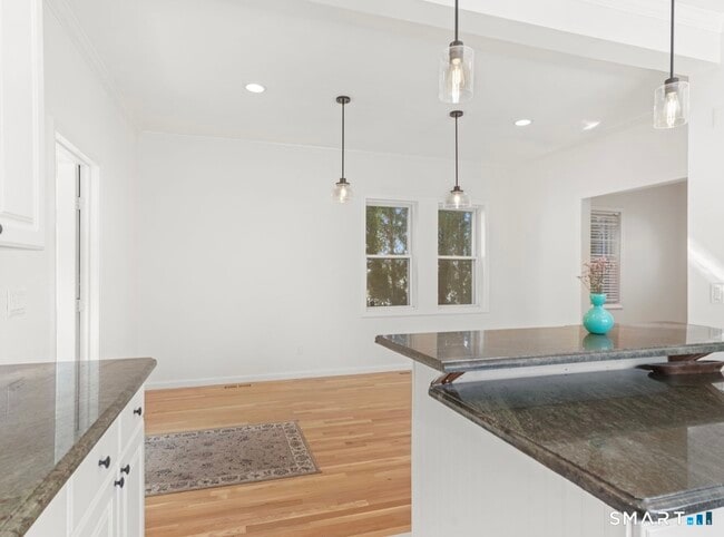 Foto del edificio - 709 Tunxis Hill Rd