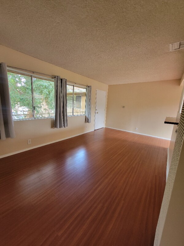 Foto del edificio - 13530 Leadwell St