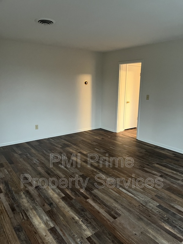 Building Photo - 1571 Morris Ave