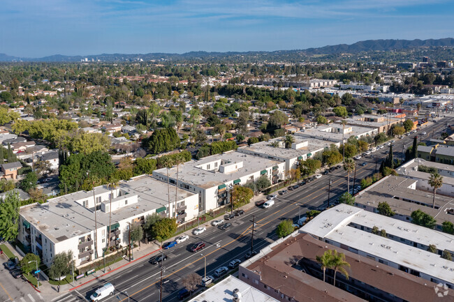 Building Photo - TARZANA 6170