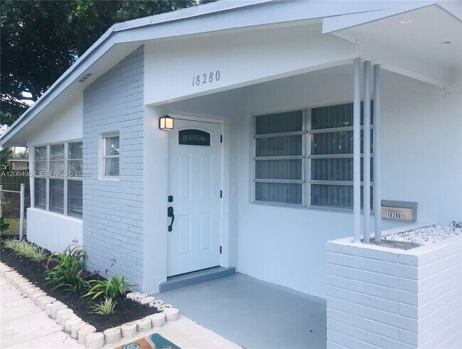 Foto del edificio - 18280 S Glades Dr
