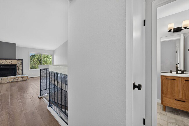 Foto del edificio - Beautiful 2BR/2BA Townhome with Valley Views, Covered Parking & In-Unit Laundry