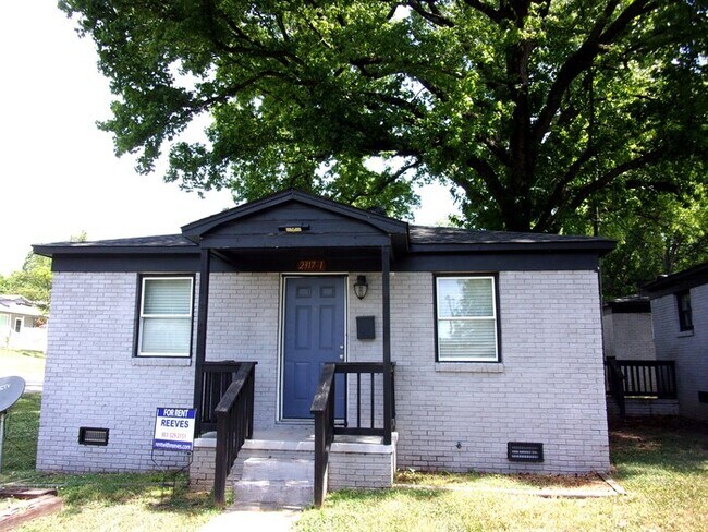 Foto del edificio - 2 Bedroom 1 Bath Home Minutes from Uptown Charlotte