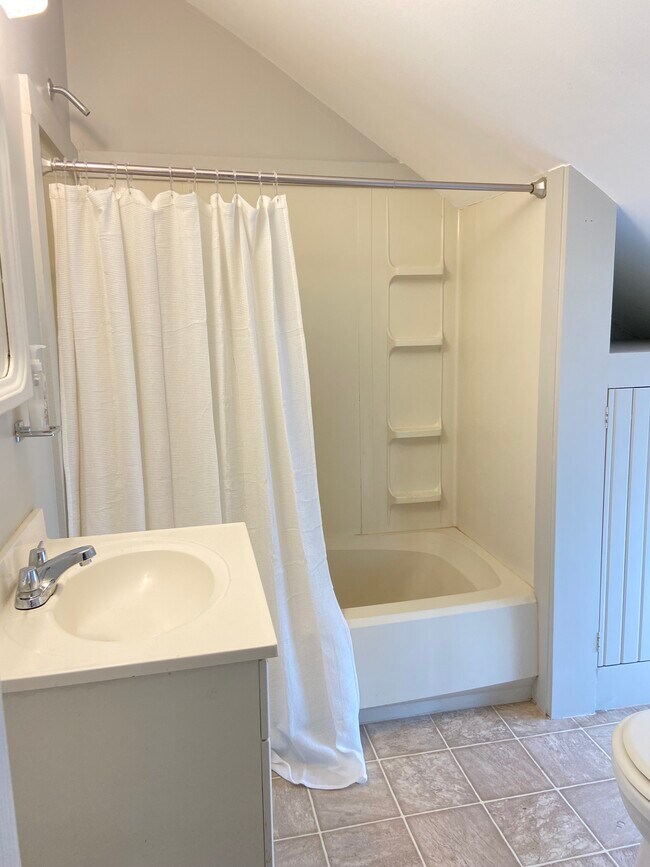 Baño completo - 603 McCarthy St