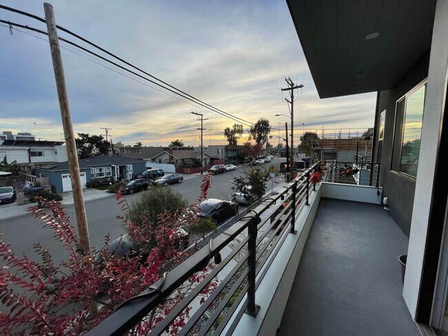 Building Photo - Beautiful Multi level 3 Bed 2.5 Bath unit ...