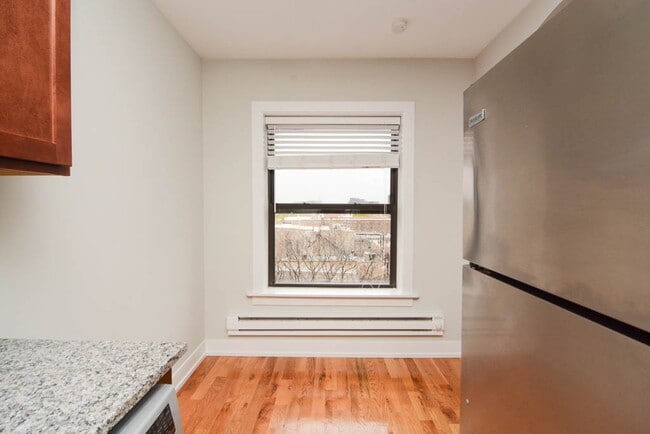 Building Photo - 555 W Arlington Pl