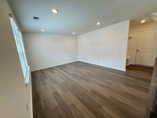 Foto del edificio - 551 Silver Star Blvd