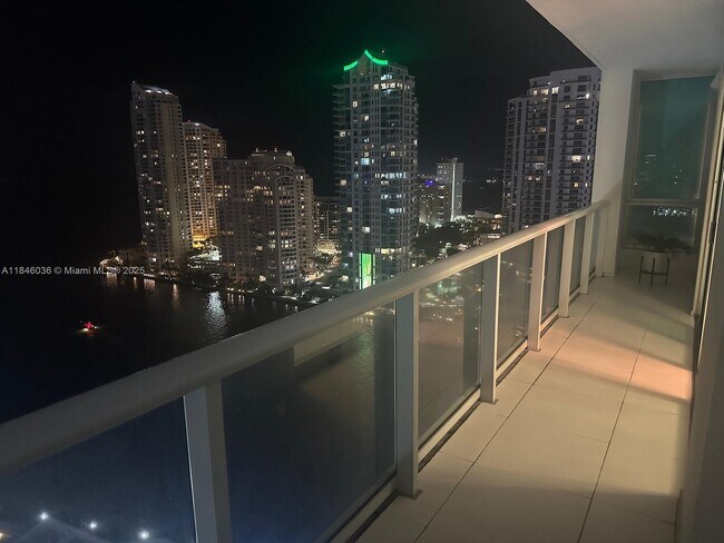 Foto del edificio - 300 S Biscayne Blvd