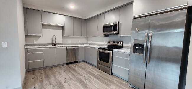 Foto del edificio - 7040 Woodman Ave