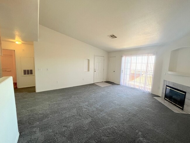 Building Photo - SPACIOUS AND BRIGHT 2 bed/2 bath In gated community