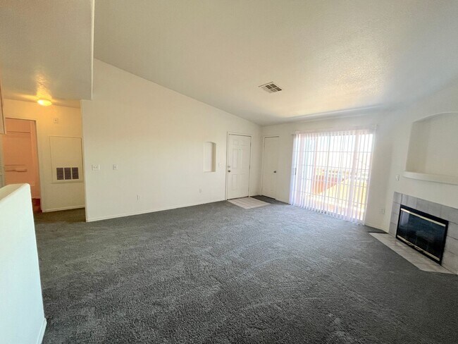 Foto del edificio - SPACIOUS AND BRIGHT 2 bed/2 bath In gated community