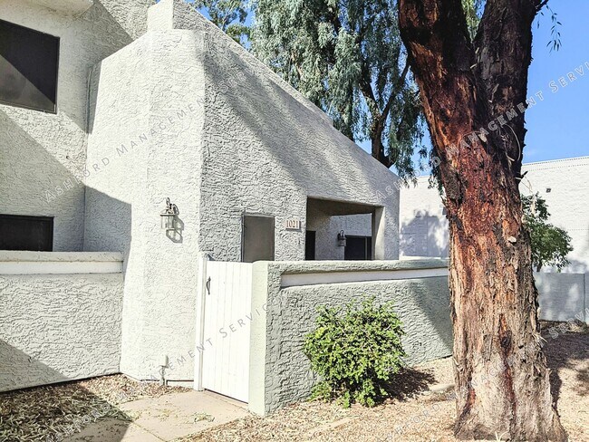 Building Photo - COMING SOON! 3 BEDROOM 3 BATH END UNIT TOW...