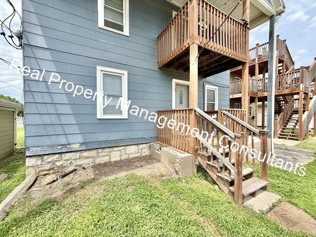 Building Photo - 2 Bed 1 bath lower- level apartment in North Kansas City!