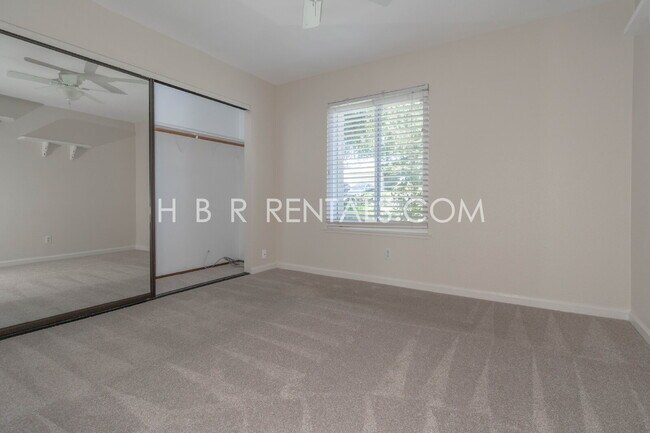 Foto del edificio - Charming 4-Bed with 3 Baths & Cozy Fireplace in San Ramon!