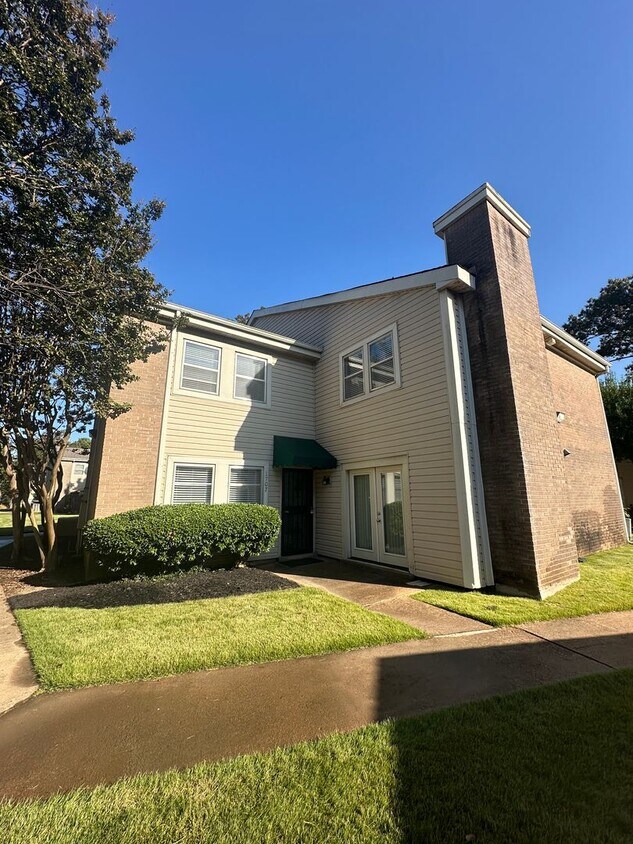 Primary Photo - 2BD/1.5BA Townhouse located on the Germant...