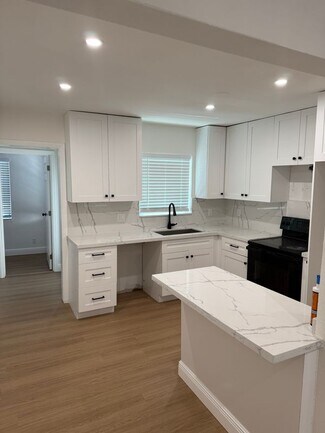 Building Photo - 808 SW 15th Ave