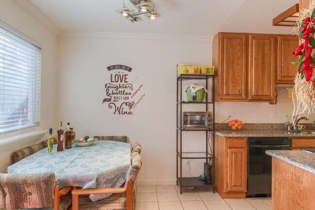 Foto del edificio - AVAILABLE NOW! $3,190 / 3 BR STUNNING CENT...