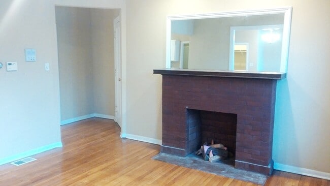 Building Photo - 5866 N Ridge Ave