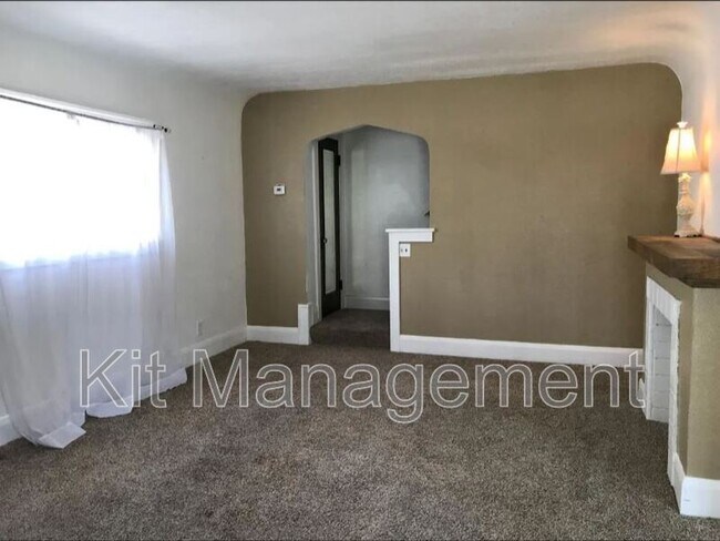 Building Photo - 916 Alvison Rd