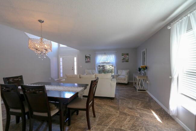 Foto del edificio - Beautiful  3000 sq ft two story home with ...