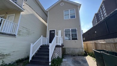 Building Photo - 216 N South Carolina Ave