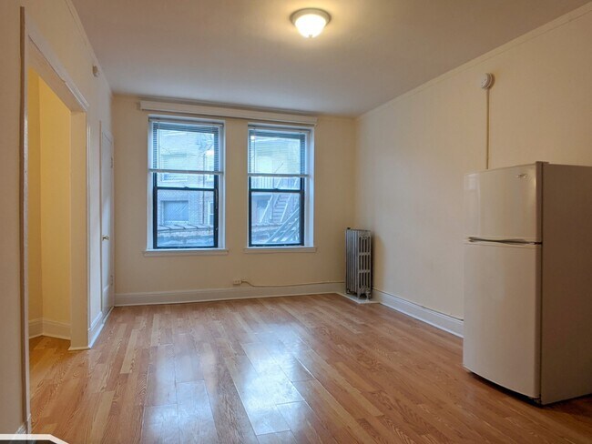 Building Photo - 3335 W Diversey Ave