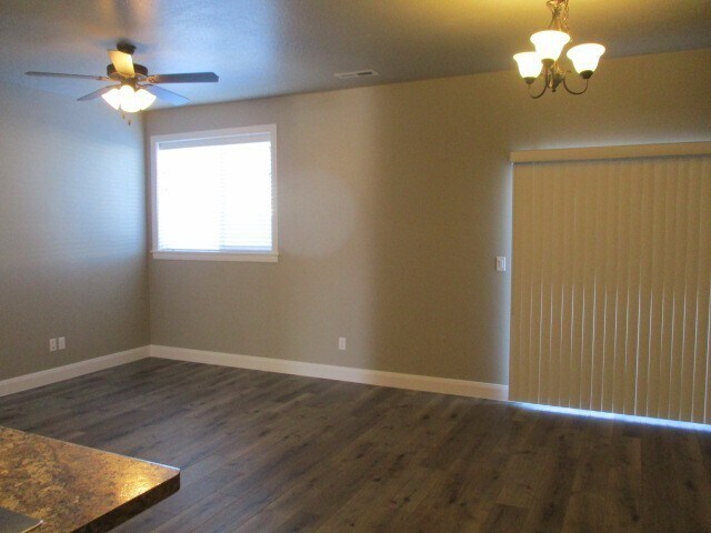 Building Photo - 3 Bed 2.5 Bath -Newer town home living in ...