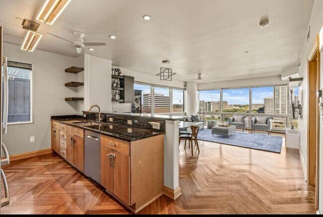 Corner Unit view open concept floor to ceiling windows - 545 E Wells St