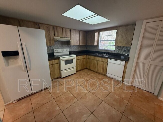 Building Photo - 113 S Deerwood Ave