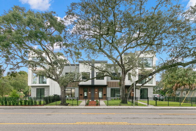 Foto del edificio - LIKE NEW Luxury Townhome For Rent in Tampa...