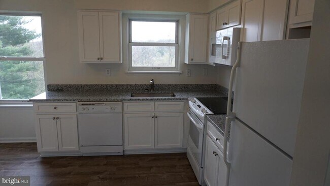 Building Photo - 303 Luther Dr
