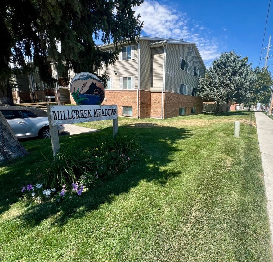 Primary Photo - Cozy 3B/1 Bath Apartment in Millcreek