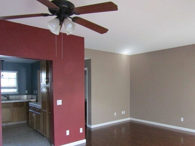 Building Photo - Bright 2bd townhome with attached garage ~...