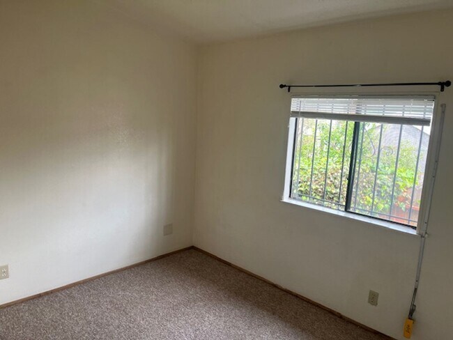 Foto del edificio - Two Bedroom Temescal