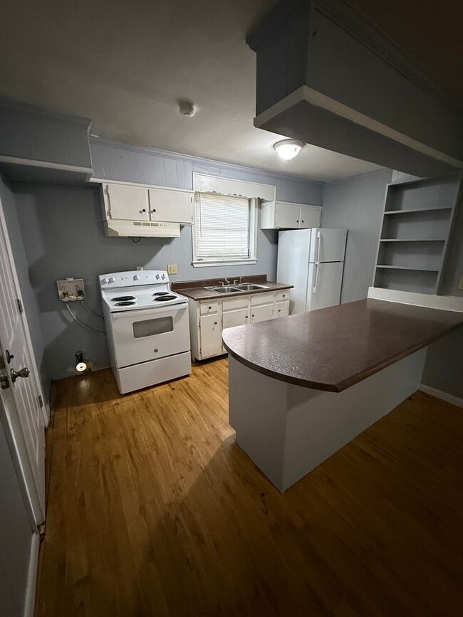 Building Photo - 714 8th Ave