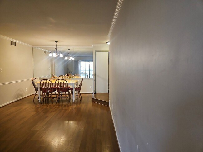 Foto del edificio - Bright and Cozy 1 Bed 1 Bath Condo In With Balcony In Vibrant Burke Cove