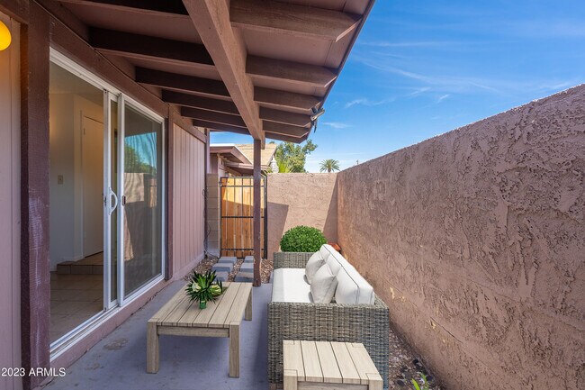 Building Photo - 908 S Hacienda Dr