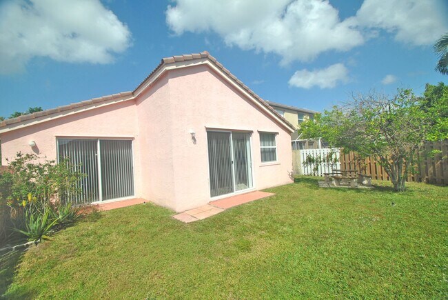 Foto del edificio - 6639 Columbia Ave