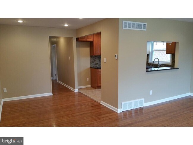 Foto del edificio - 9960 Woodfern Rd