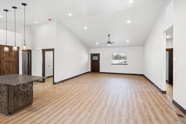 Building Photo - 4046 Snowberry Ave