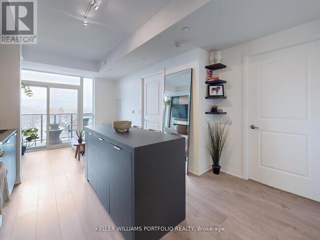 Photo du bâtiment - 2301 Danforth Ave