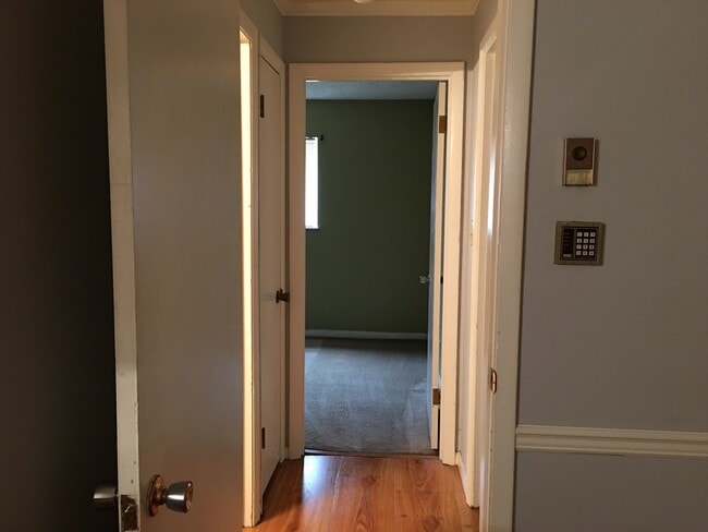 Building Photo - 2 Bedroom Condo 4 Blocks from UTK Campus!