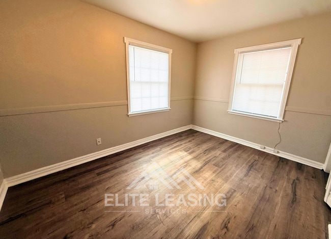 Building Photo - Updated 2 Bedroom Duplex – Available Now