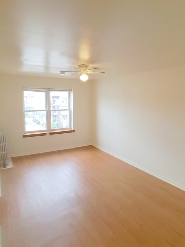 Building Photo - 4031 N Kenmore Ave