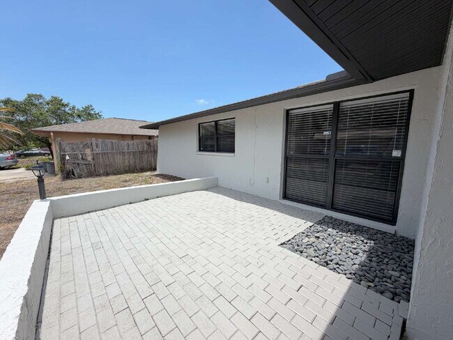 Foto del edificio - Spacious 2/2 with home with fenced yard in great Port Richey location.