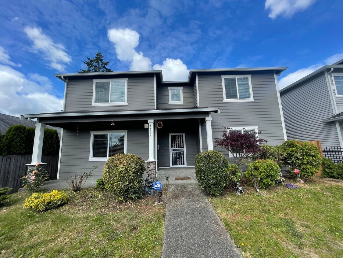 Foto principal - Charming 4 bedroom 2.5 bath Available Now!!